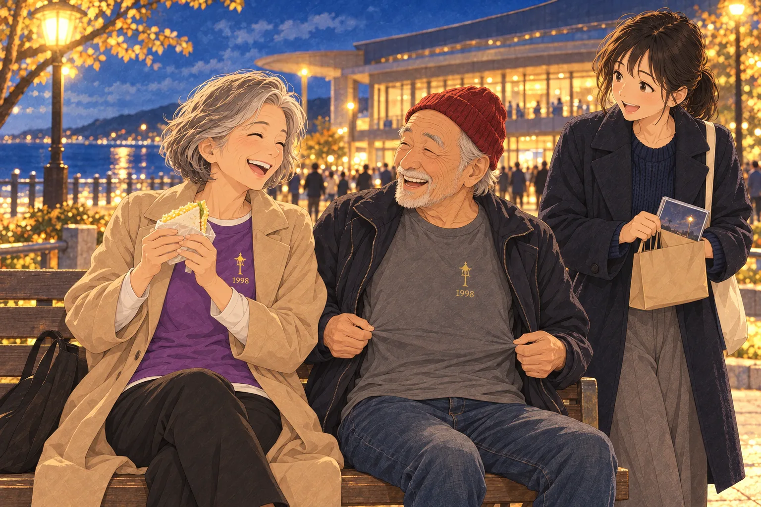夜の広場のベンチで、同じ図柄の紫と灰色のTシャツを見比べて笑う年配の女性と男性。母は卵サンドを持ち、そばにはCD袋を持った娘が立っている。